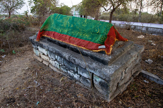 Grave draped with an embroidered cloth, Mandvi, India