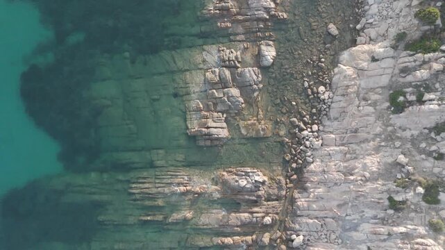 vista aerea di texture di sogli lungo la costa in Sardegna in Italia