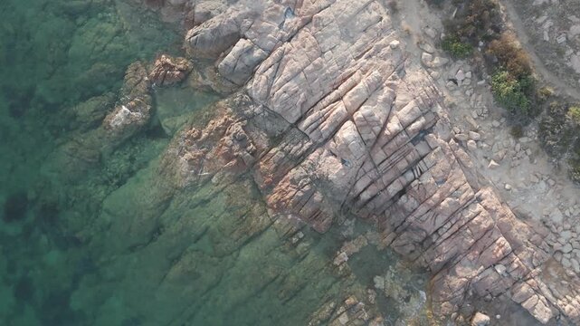 ripresa drone costa in Sud Sardegna in Italia