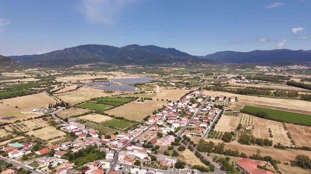 Panorama suggestivo paese in Sardegna in mezzo alle montagne