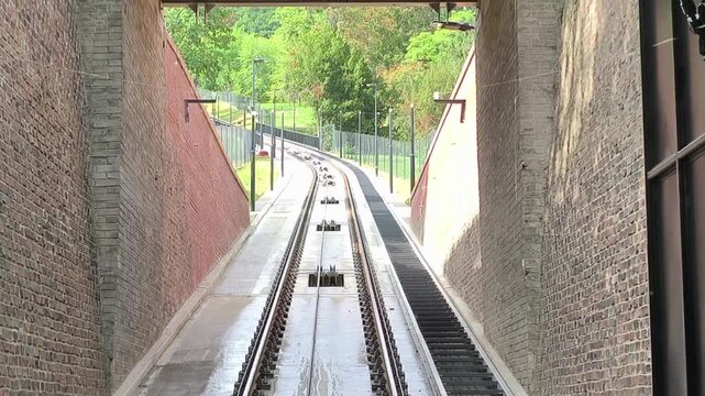 Praga - Nuova funicolare di Petrin in partenza
