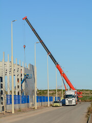 GRUA TRABAJANDO EN UNA CONSTRUCCIÓN © AmadeoAV
