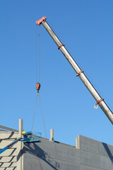 GRUA TRABAJANDO EN UNA CONSTRUCCIÓN © AmadeoAV