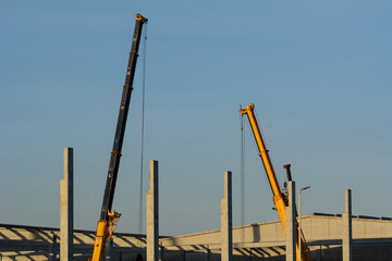 GRUA TRABAJANDO EN UNA CONSTRUCCIÓN © AmadeoAV