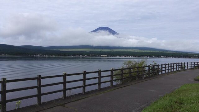 日本の風景｜山梨県・山中湖と富士山・長池親水公園付近から撮影・夏の富士山(8月)