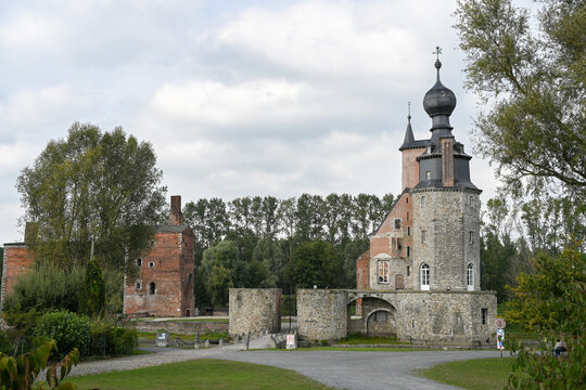 Le ch&acirc;teau d'Havr&eacute; pr&egrave;s de Mons en Belgique. Cette forteresse est restaur&eacute;e pr&egrave;s du donjon &agrave; la toiture originale. Les autres murs en briques rouges sont endommag&eacute;s et les douves presque &agrave; sec en &eacute;t&eacute; 