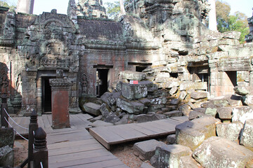 Fototapeta premium ruined khmer hindu and buddhist temple (ta prohm) in angkor in siem reap in cambodia 