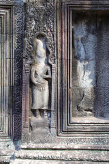 Obraz premium ruined khmer hindu and buddhist temple (ta prohm) in angkor in siem reap in cambodia 