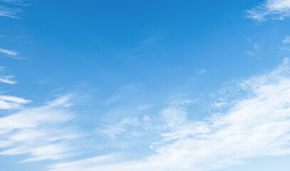 Obraz premium Clear blue sky with soft, wispy clouds