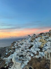 夕焼け空に染まるオイアの村と風車 © Maki_World