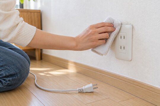 プラグを抜いてコンセントのほこりを取り電気火災を防ぐ