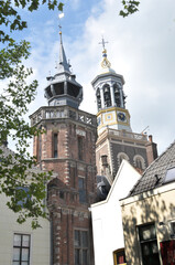 historischer Rathausturm (Broederportoren/Alter Rathausturm) im Vordergrund und den Nieuwe Toren im Hintergrund in der historischen Hansestadt Kampen © JS