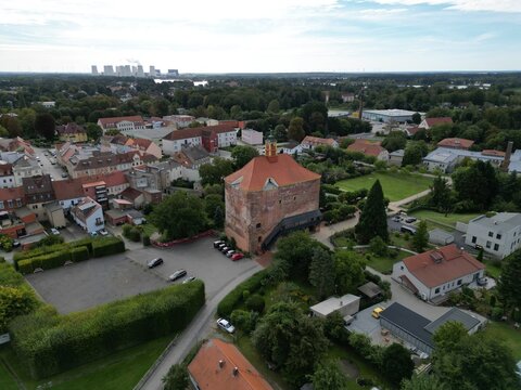 Luftaufnahme vom Festungsturm und der Kirche in Peitz, Brandenburg. Historische Architektur, Stadtansicht, Kulturerbe, Drohnenfotografie und Sehensw&uuml;rdigkeit in der Niederlausitz.