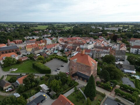 Luftaufnahme vom Festungsturm und der Kirche in Peitz, Brandenburg. Historische Architektur, Stadtansicht, Kulturerbe, Drohnenfotografie und Sehensw&uuml;rdigkeit in der Niederlausitz.