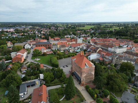 Luftaufnahme vom Festungsturm und der Kirche in Peitz, Brandenburg. Historische Architektur, Stadtansicht, Kulturerbe, Drohnenfotografie und Sehensw&uuml;rdigkeit in der Niederlausitz.