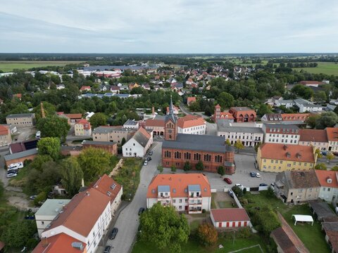 Luftaufnahme vom Festungsturm und der Kirche in Peitz, Brandenburg. Historische Architektur, Stadtansicht, Kulturerbe, Drohnenfotografie und Sehensw&uuml;rdigkeit in der Niederlausitz.