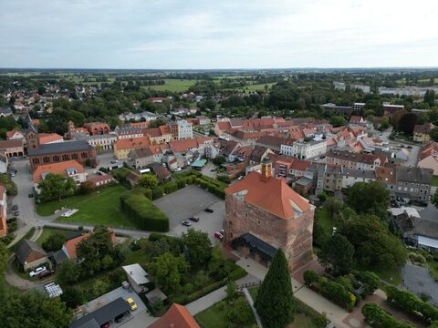 Luftaufnahme vom Festungsturm und der Kirche in Peitz, Brandenburg. Historische Architektur, Stadtansicht, Kulturerbe, Drohnenfotografie und Sehensw&uuml;rdigkeit in der Niederlausitz.