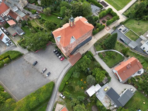 Luftaufnahme vom Festungsturm und der Kirche in Peitz, Brandenburg. Historische Architektur, Stadtansicht, Kulturerbe, Drohnenfotografie und Sehensw&uuml;rdigkeit in der Niederlausitz.