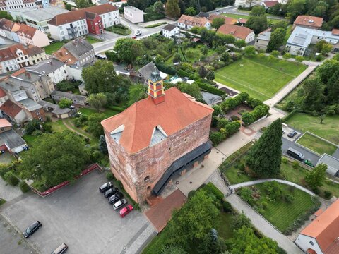 Luftaufnahme vom Festungsturm und der Kirche in Peitz, Brandenburg. Historische Architektur, Stadtansicht, Kulturerbe, Drohnenfotografie und Sehensw&uuml;rdigkeit in der Niederlausitz.