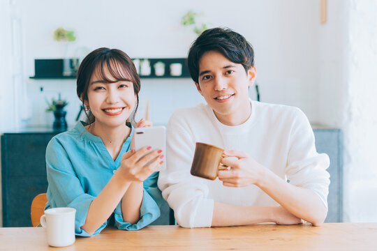 リビングでリラックスする若い夫婦
