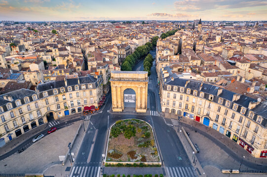 La Porte de Bourgogne au lever du jour &agrave; Bordeaux