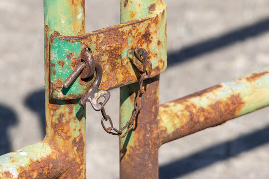 Rusty metal gate latch with chain mechanism