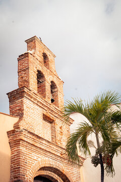 Torre de Ladrillo con palmera bajo cielo despejado