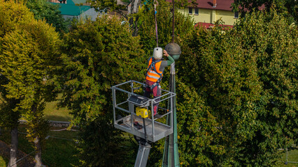 Zdejmowanie dachu wieży Kościoła w Stegnie © Marcin