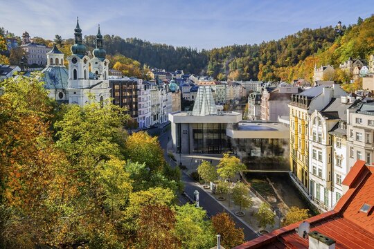 Church of St. Mary Magdalene and the Tepla Valley Spring Colonnade in autumn, Karlovy Vary, West Bohemian Spa Triangle, Karlovy Vary Region, Bohemia, Czech Republic, Unesco World Heritage Site