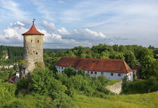 The stone bag, fortified defence tower of the castle Waischenfeld behind, first mentioned 1122, landmark of the city Waischenfeld, climatic health resort, upper Wiesenttal, Franconian Germany, Upper Franconia, Franconia, Bavaria, Germany