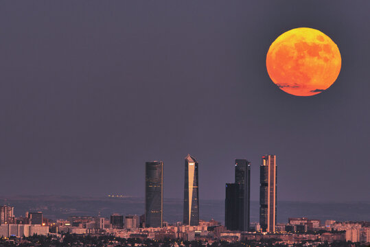 luna sobre las torres