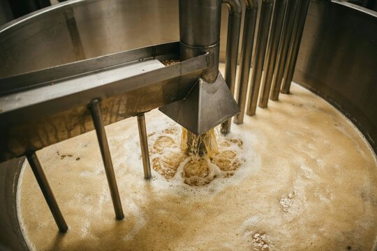 Brewing mash tun with liquid and grains