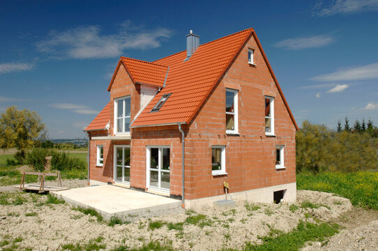 Ein neugebautes Wohnhaus befindet sich noch im Ausbau und Rohbau