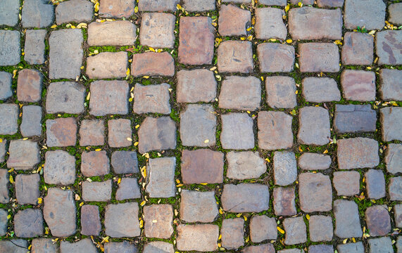 Altes Kopfsteinpflaster als Stra&szlig;enbelag