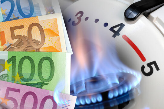 Eine Bildmontage mit einer Gasflamme, Euroscheinen und Heizungsthermostat als Symbolbild f&uuml;r Heizkosten und Nebenkosten - FOTOMONTAGE