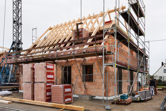 Ein neugebautes Wohnhaus befindet sich noch im Ausbau und Rohbau