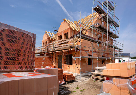 Ein neugebautes Wohnhaus befindet sich noch im Ausbau und Rohbau