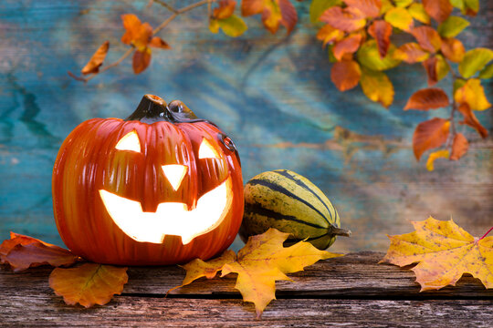 Herbstdekoration f&uuml;r Halloween und Erntedank mit K&uuml;rbis, Fr&uuml;chten und Herbstbl&auml;tter