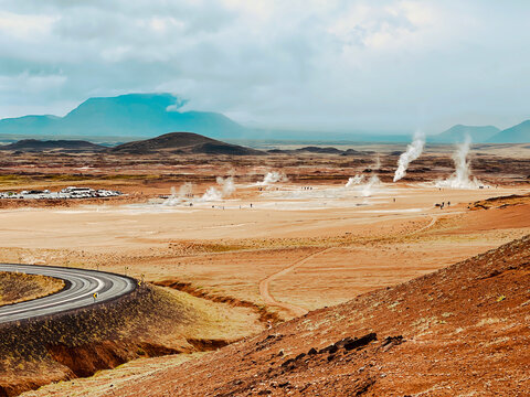 Dampfende Geothermalquellen in einer isl&auml;ndischen Vulkanlandschaft