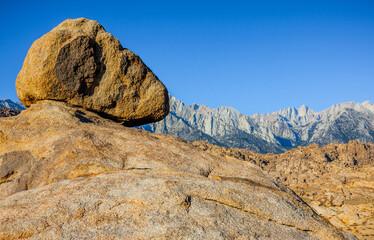 A large boulder resembles a dog's head in the Alabama Hills east of the Sierra Nevada mountains in California © Scott Bufkin