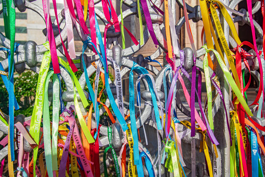 fitinhas coloridas amarradas nos port&otilde;es da da Bas&iacute;lica Santu&aacute;rio de Nossa Senhora de Nazar&eacute; em Bel&eacute;m do Par&aacute;