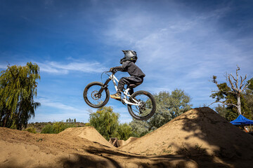 Obraz premium Dirt bike rider jumping on a dirt track in Arripiado village by the Tagus River, Portugal