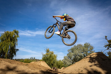 Obraz premium Dirt bike rider jumping on a dirt track in Arripiado village by the Tagus River, Portugal