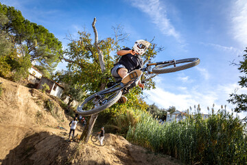 Obraz premium Dirt bike rider jumping on a dirt track in Arripiado village by the Tagus River, Portugal