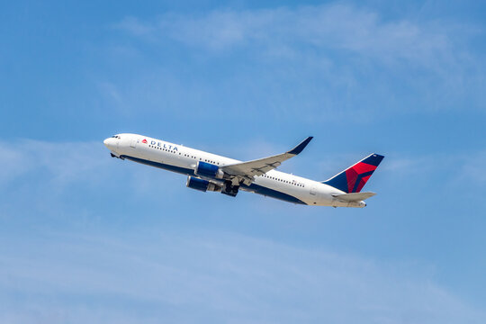 A Delta Air Lines Boeing 767 climbing after takeoff from Los Angeles International Airport (LAX) - Los Angeles, California, USA