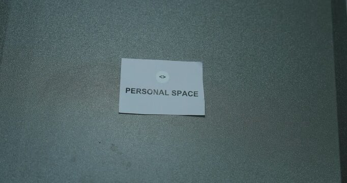 Personal space text on a white paper card against a gray background, representing boundaries, privacy and interpersonal comfort