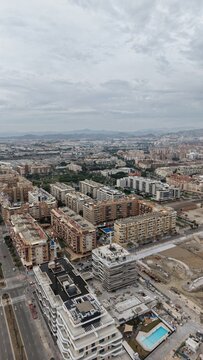 Vista a&eacute;rea de la Avenida Imperio Argentina en M&aacute;laga, Espa&ntilde;a. Plano con dron del moderno bulevar, tr&aacute;fico urbano y los nuevos bloques residenciales de la zona oeste.