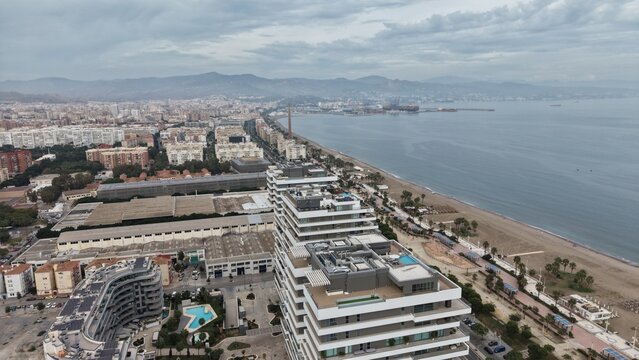 Vista a&eacute;rea de las exclusivas M&aacute;laga Towers en la playa de Sacaba. Plano cinematogr&aacute;fico con dron de los modernos rascacielos residenciales de lujo en primera l&iacute;nea de playa en Andaluc&iacute;a.