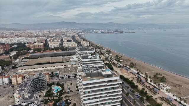 Vista a&eacute;rea de las exclusivas M&aacute;laga Towers en la playa de Sacaba. Plano cinematogr&aacute;fico con dron de los modernos rascacielos residenciales de lujo en primera l&iacute;nea de playa en Andaluc&iacute;a.