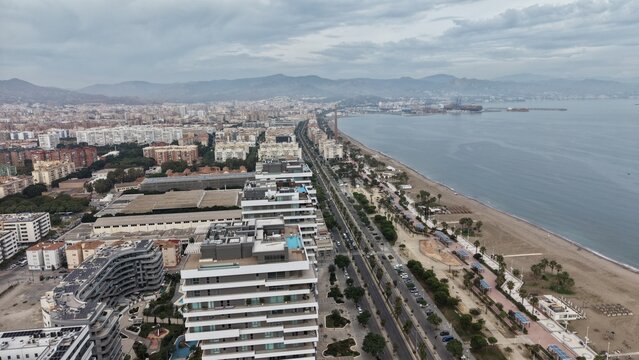 Vista a&eacute;rea de las exclusivas M&aacute;laga Towers en la playa de Sacaba. Plano cinematogr&aacute;fico con dron de los modernos rascacielos residenciales de lujo en primera l&iacute;nea de playa en Andaluc&iacute;a.